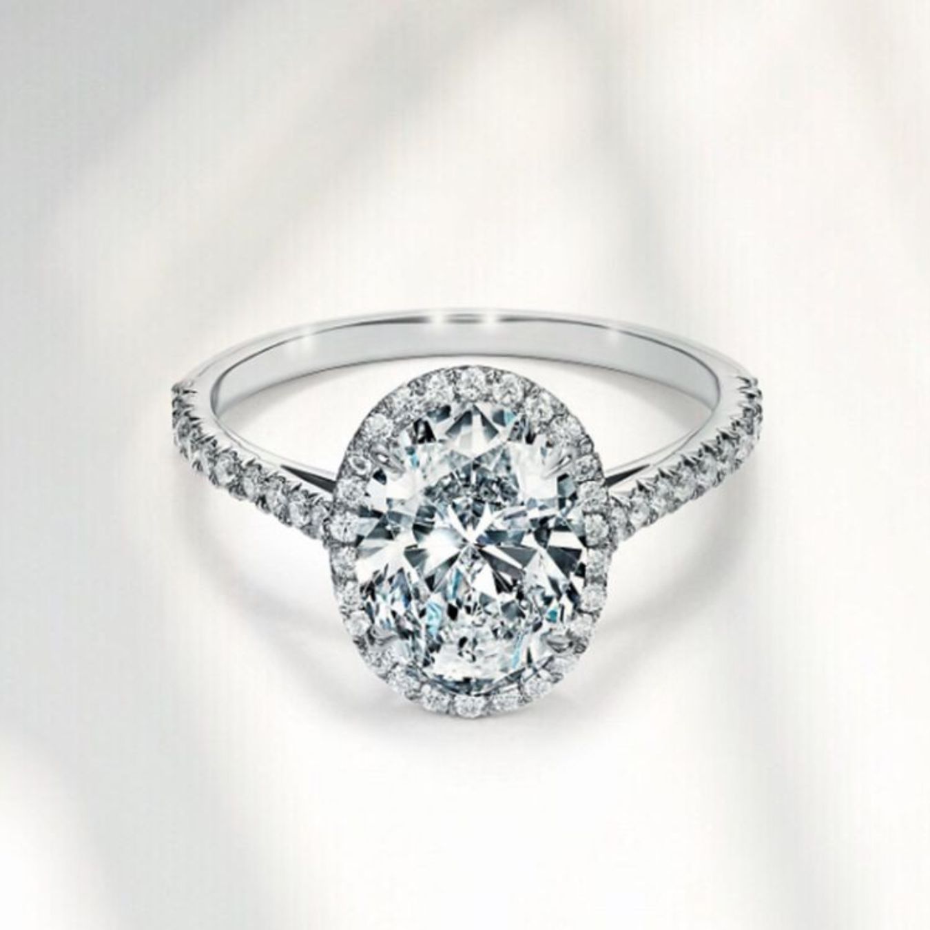 Oval diamonds are just so beautiful.￼