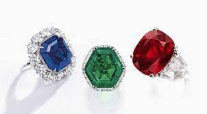De tre vigtigste ædelsten; den røde rubin, den grønne smaragd og den blå safir.