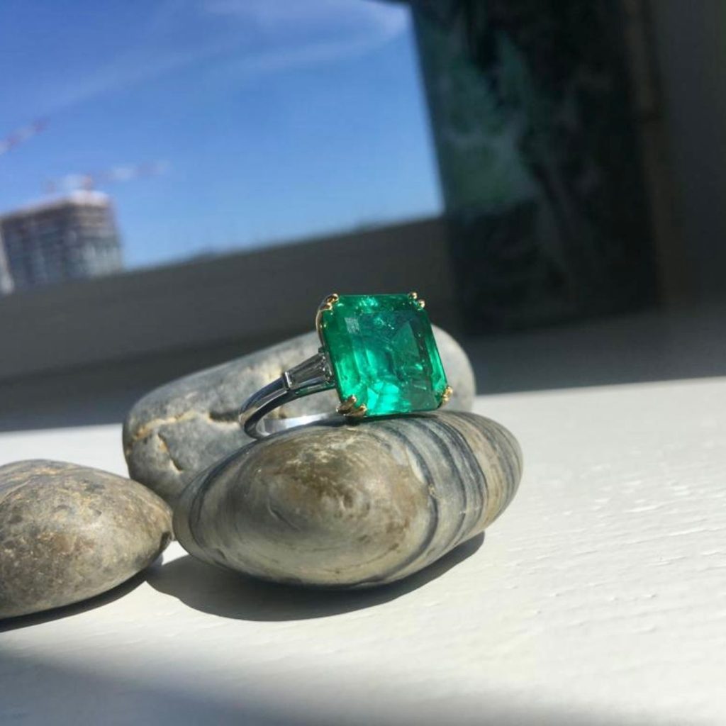 Ring with green emerald