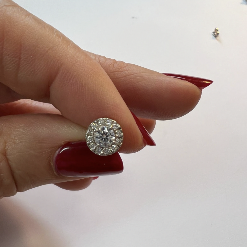 Diamantøreringe med en midtersten på 0,2 karat, omgivet af en ring af diamanter. 18.750 kr. 