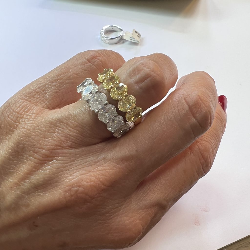 Half eternity rings with oval cut diamonds, in yellow and white