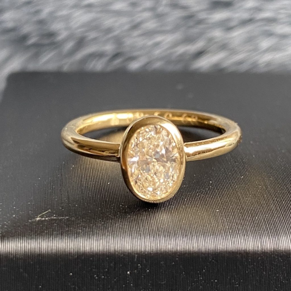 Oval diamantring med guldring