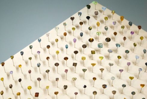 Aurora Pyramid med 296 fancy-farvede naturlige diamanter